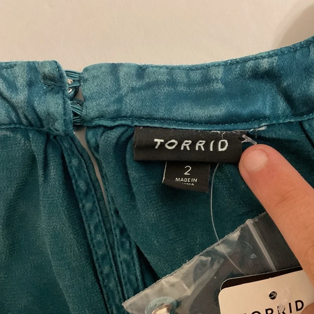 NWT Torrid Teal Sleeveless Satin Charmeuse Goddess Neck Tank Top Women's Size 2